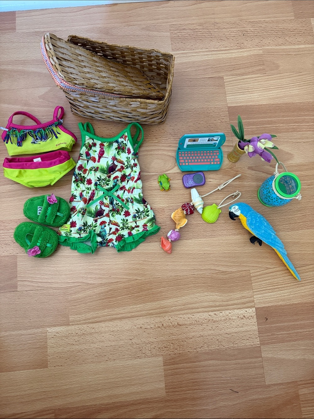 American Girl Lea - Swimsuit, Pajamas & Hut Accessories